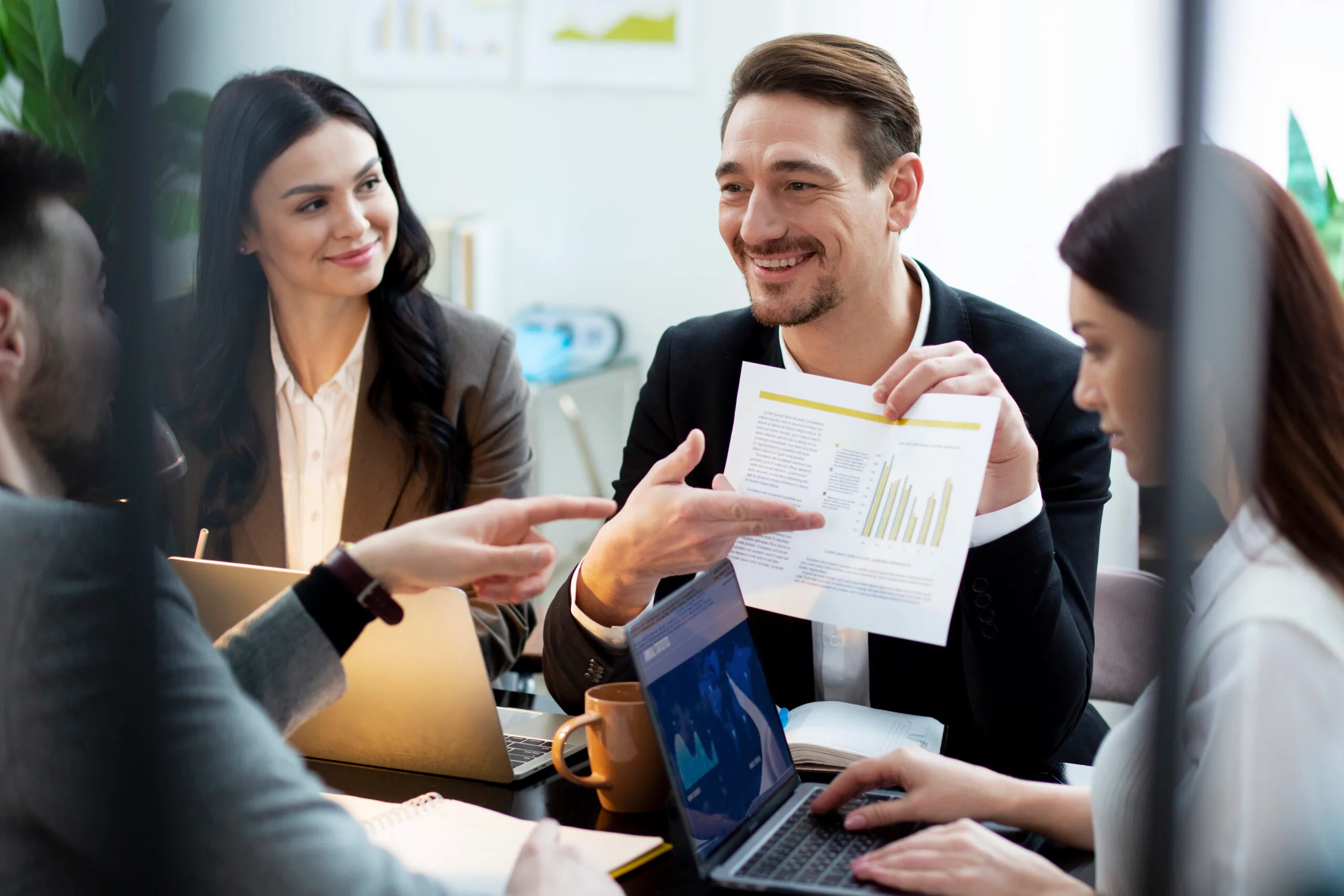 close-up-people-working-as-team exito empresarial