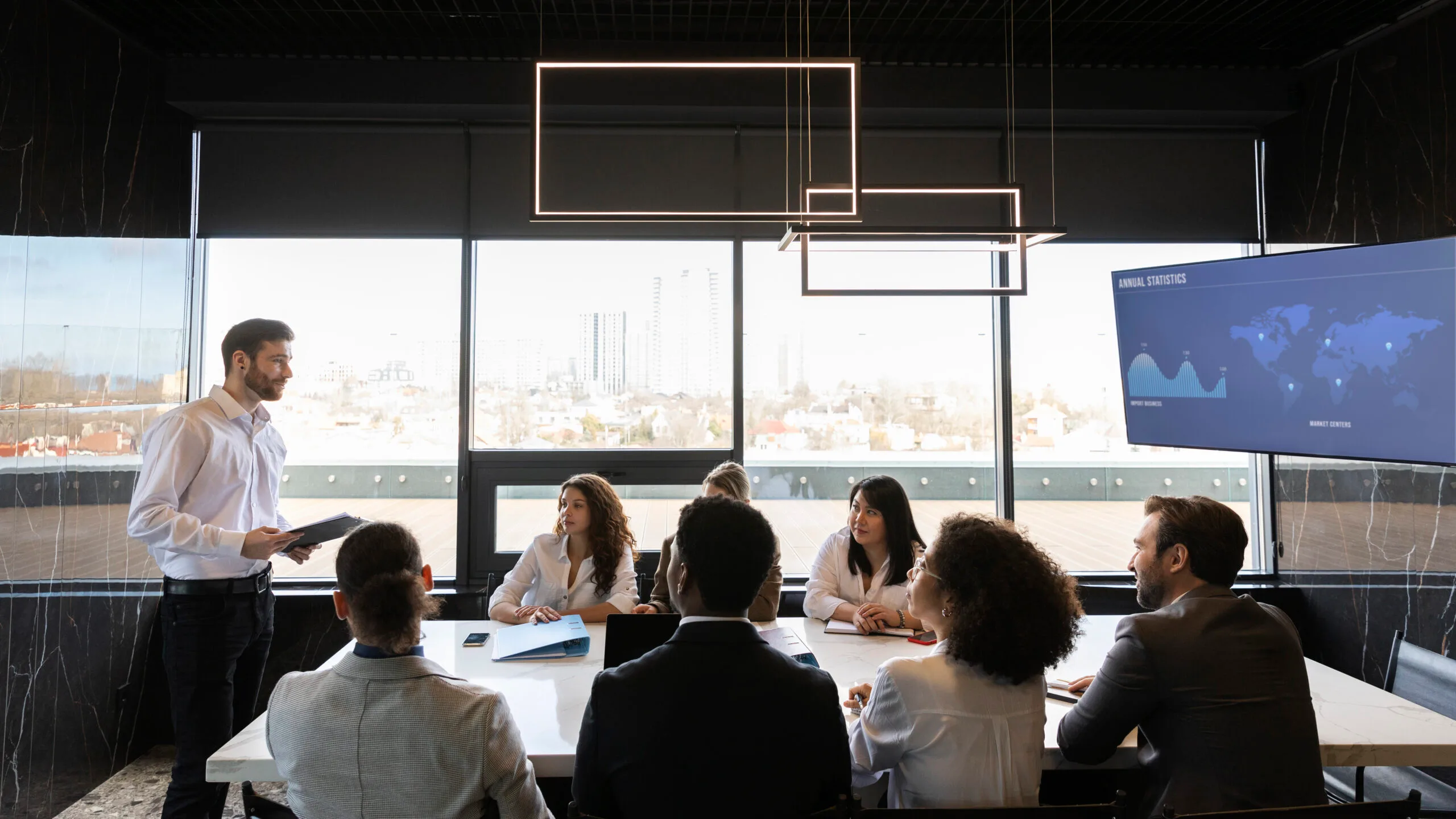 people-taking-part-business-event clases eidem